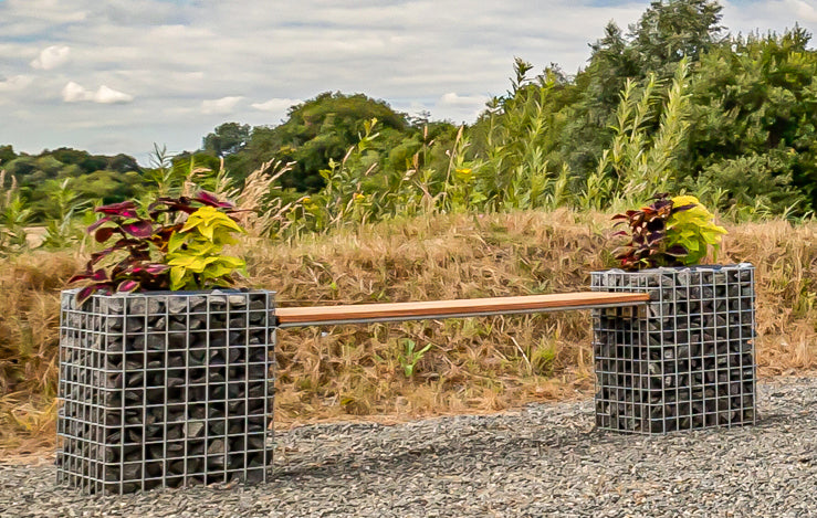 Gabionenbank aus Blumensäulen: Das perfekte Gartenmöbel für Pflanzenliebhaber